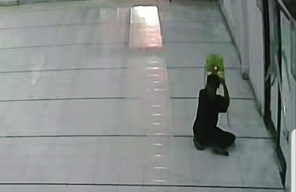 Terekam CCTV : Maling Kotak Infaq Beraksi Sendirian di Masjid