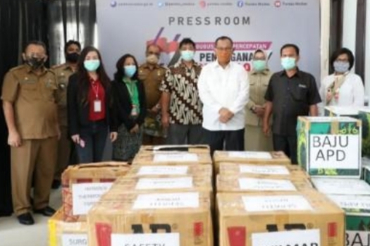 Wilmar Serahkan Bantuan Ribuan APD Kepada Plt Walikota Medan