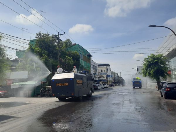 Polda Sumut Semprot Disinfektan di Ruas Jalan Kota Medan