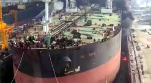 Sudah 7 Korban Kapal Tanker Terbakar Dibawa Ke Rumah Sakit Bhayangkara