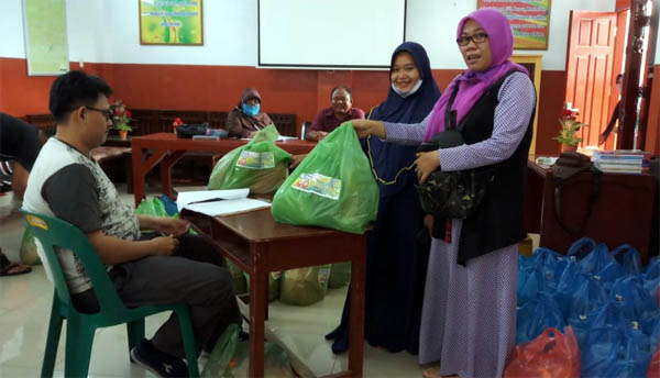Yayasan Pendidikan Riad Madani Salurkan 140 Paket Sembako ke Masyarakat