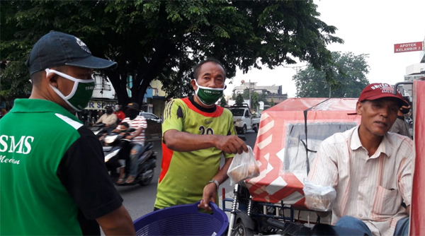 Peduli Corona, Pengurus PSMS Medan Bagi-Bagi Takjil dan Masker