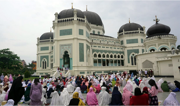 Ribuan Masyarakat Ikuti Salat Idul Fitri Di Masjid Raya Al-Mashun Medan