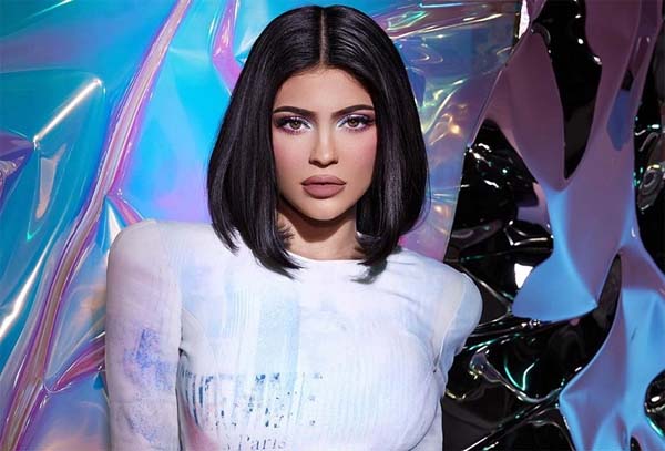 Kylie Jenner Tertawa Dengan Laporan Forbes Terkait Kekayaannya