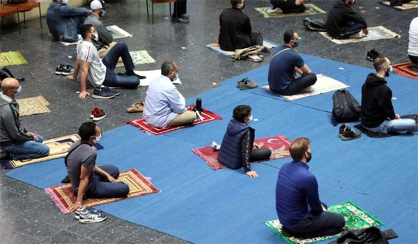 Physical Distancing, Gereja di Jerman Tampung Umat Muslim Untuk Salat