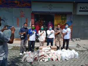 REI dan ‘Mediasumutku.com’ Bantu 150 Paket Sembako Untuk Warga Kurang Mampu