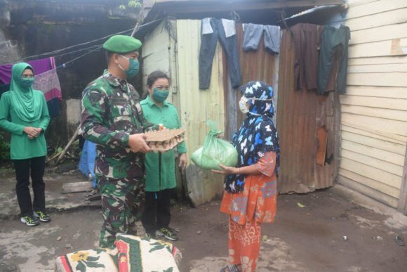 Prajurit TNI di Padangsidimpuan Serahkan Sembako dan Masker Kepada Warga