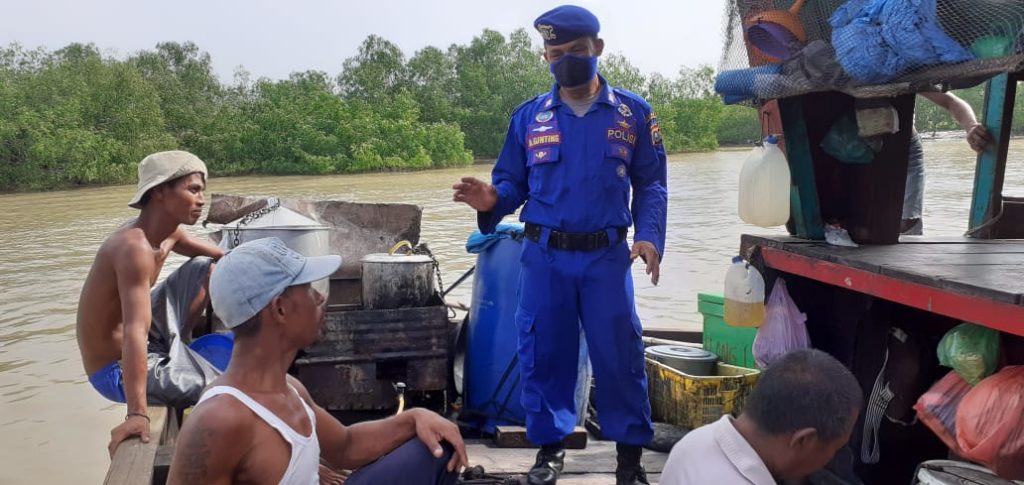 Satpolairud Sergai Ajak  Nelayan Bagan Kuala Patuhi Protokol Kesehatan