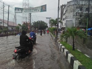 Satu Jam Diguyur Hujan, Jalan Protokol Kisaran Tergenang Banjir