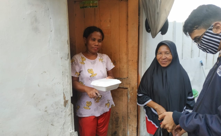 Relawan Indonesia Bersatu Door to Door Bagi-bagi Nasi Kotak