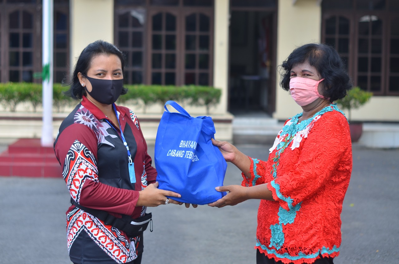Ketua Bhayangkari Cabang Polres Tebing Tinggi Bagikan 45 Paket Sembako Terdampak Covid-19