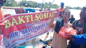 Gelar Bakti Sosial, Sat Polair Polres Sergai Bagikan 60 Paket Sembako Kepada Nelayan