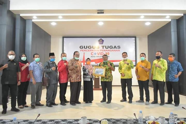Gubsu Serahkan Penghargaan Kepada Walikota Tanjungbalai Terkait Penyaluran JPS