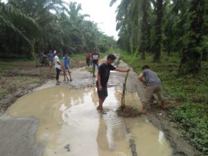 Kritisi Jalan Desa Rusak, Warga di Asahan Tanam Pohon Pisang