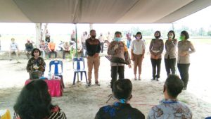 Guru TK Seibamban Terharu Disambangi Kapolres Sergai Bersama Ketua Bhayangkari