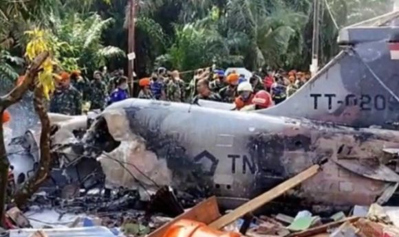 Pesawat TNI AU Jatuh di Jalan Kompleks Perumahan