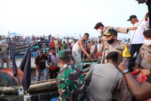 Ratusan Nelayan Sambut Kedatangan Kapolda di Perairan Tanjung Tiram