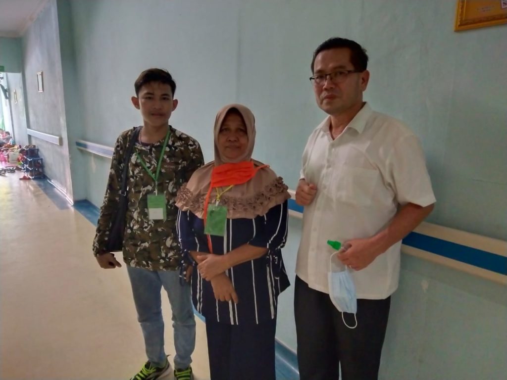 Tertimpa Material Bangunan, Ketua DPC Gerindra Sergai Jengguk Korban Bencana Puting Beliung di RS Mitra Sejati Medan
