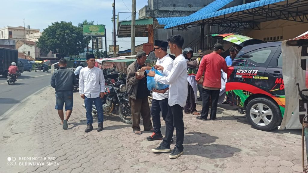 Tim Relawan” Kedan Berdjaya” Bagikan 400 Nasi Bungkus Kepada Masyarakat