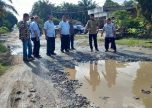 Dua Anggota DPRD Sumut Tinjau Jalan yang Rusak di Kualuh Leidong Labura