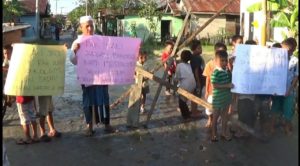 Jalan Rusak Tergenang Air Selokan, Masyarakat Blokir Jalan