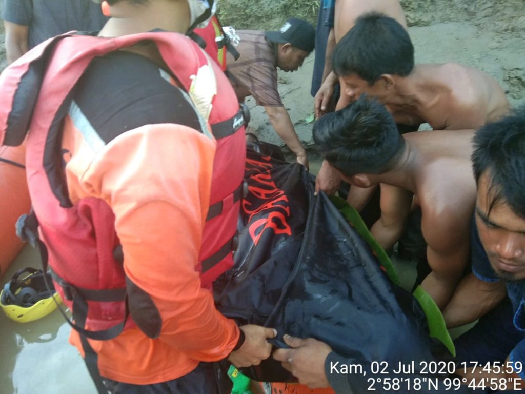 Jasad Korban Hanyut di Sungai Silau Asahan Ditemukan Ditumpukan Kayu