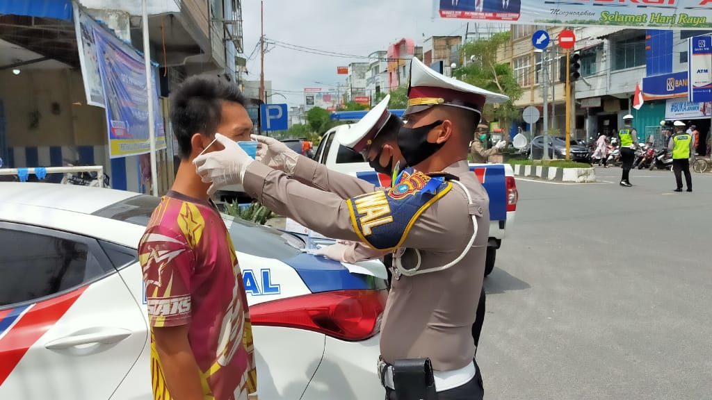 Ops Patuh Toba 2020 : Satlantas Polres Asahan Bagi Masker