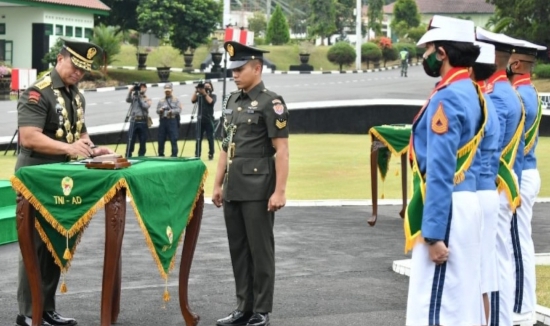 Jenderal Andika Wisuda 254 Perwira Muda TNI AD