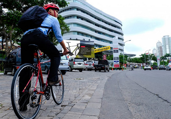 Naik Sepeda Di Jalan Raya, Ikut Aturan Kemenhub Ini