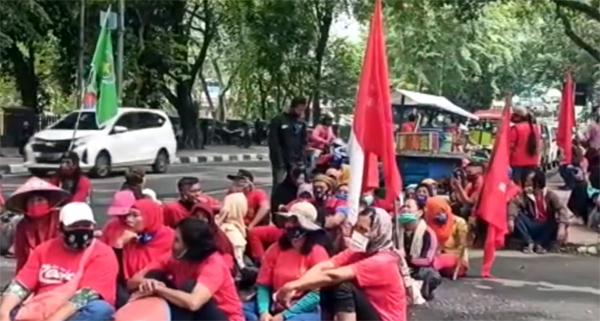 Ratusan Petani Gelar Aksi Demo di Depan Kantor Gubsu