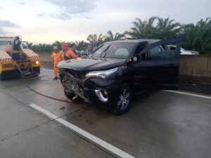 Hilang Kendali, Toyota Fortuner Tabrak Pembatas Jalan Tol Tebing Tinggi