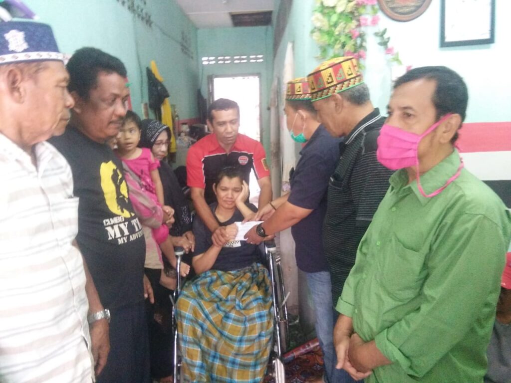 DPC Aceh Sepakat Cabang XIX  Bantu Anggota yang Sakit