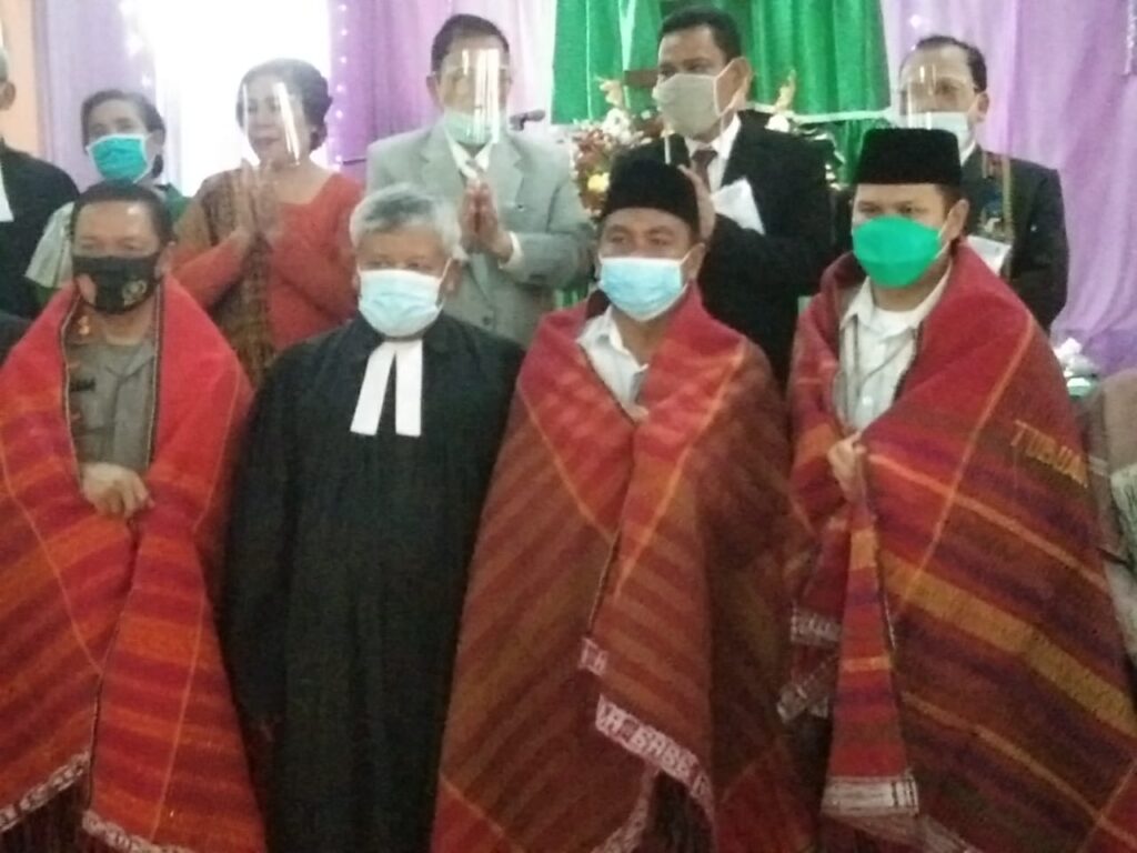 Pendeta Ephorus Ulosi Darma Wijaya dan Adlin Tambunan