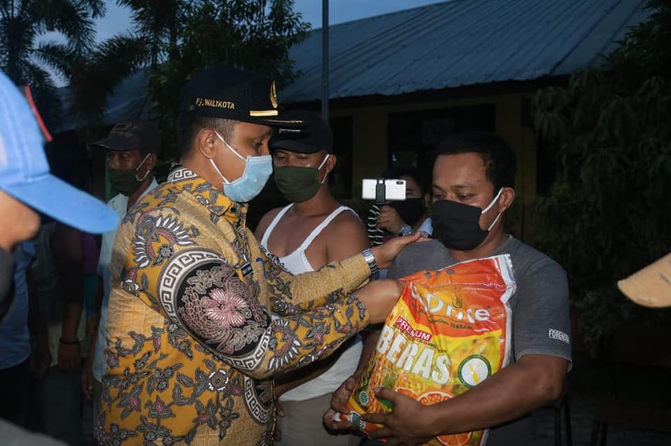 Pjs Wali Kota Tanjungbalai Serahkan Bantuan Korban Kebakaran