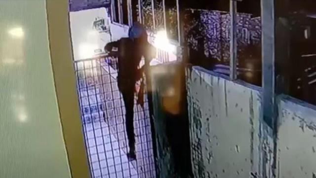 Aksi Pencuri Bertopeng yang Gasak Kotak Infaq Masjid Terekam CCTV