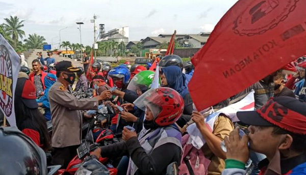 Ribuan Buruh Aksi Di KIM, Polisi Bagi Masker Dan Air Mineral