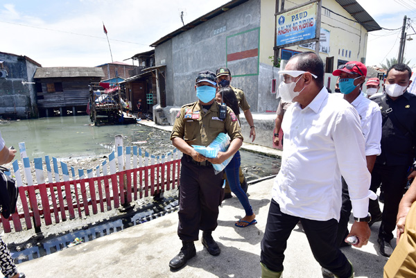 Gubernur Edy Rahmayadi Kunjungi Daerah Banjir Rob Belawan