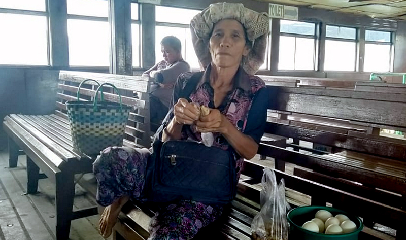 Rosmaida Gurning, Sudah 30 Tahun Berjualan Di Kapal Penyeberangan Ajibata-Tomok