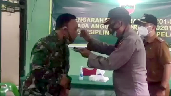 Kapolsek Medan Timur Beri Kejutan Untuk Danramil 02/MT di HUT TNI