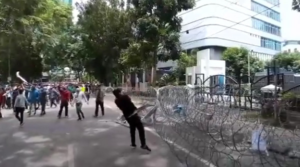 Demo Omnibus Law di Medan Panas, Kaca Gedung Dewan Banyak yang Pecah