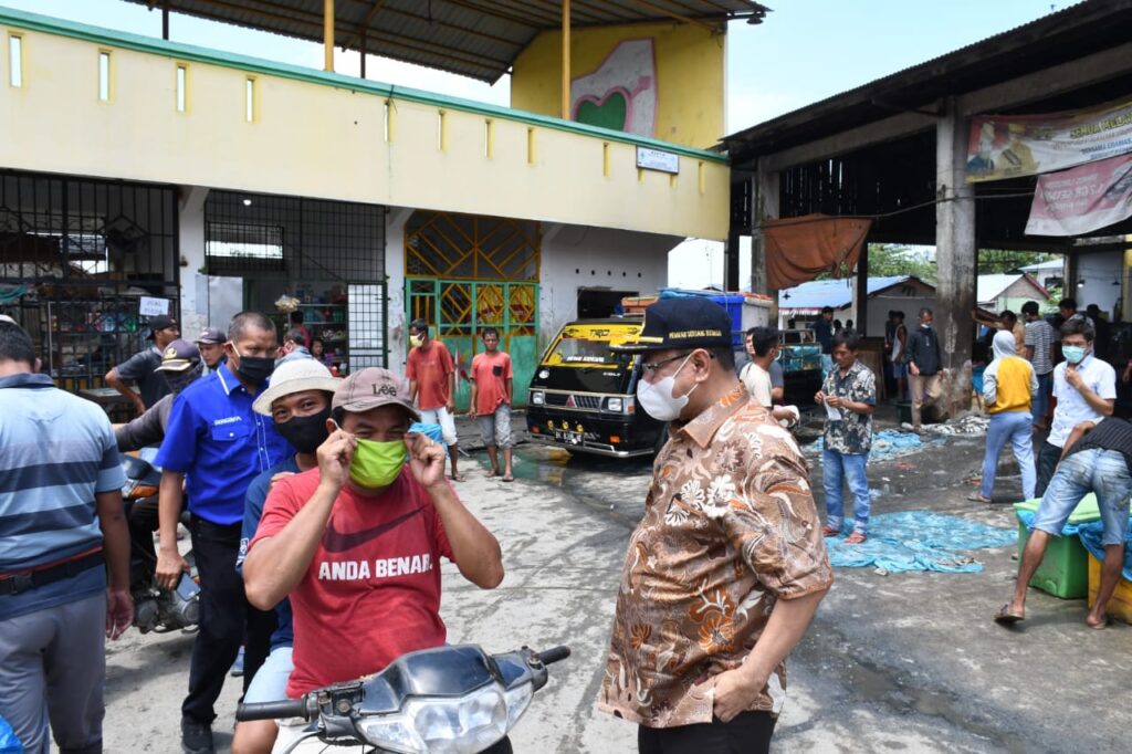 Pjs Bupati Sergai Bagikan Masker kepada Nelayan dan Pedagang Ikan