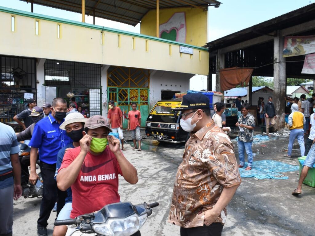 Pjs Bupati Sergai Bagikan Masker kepada Nelayan dan Pedagang Ikan