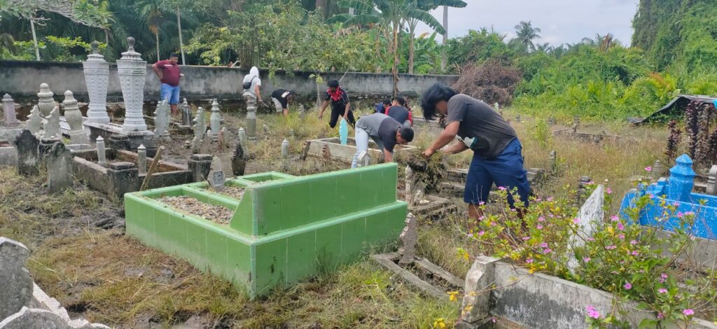 Garda Darmawan Gotong Royong Bersihkan Makam Keluarga Raja Negeri Bedagai