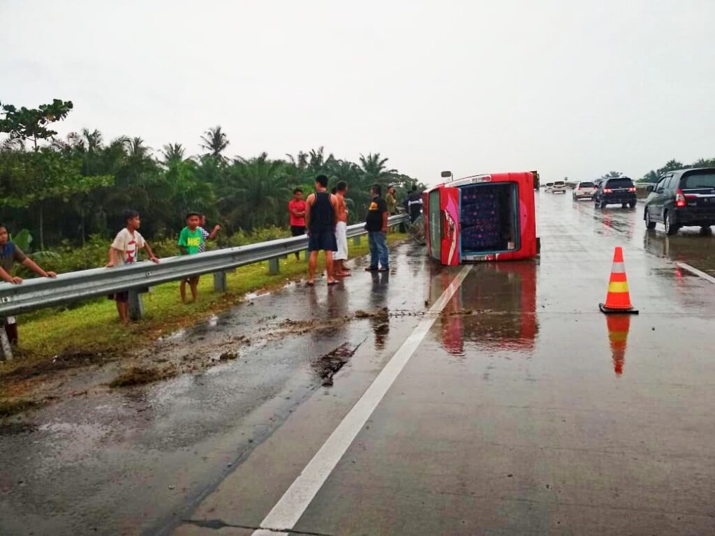 Bus Almasar Tabrak Pembatas Jalan Tol, Satu Penumpang Alami Luka-luka