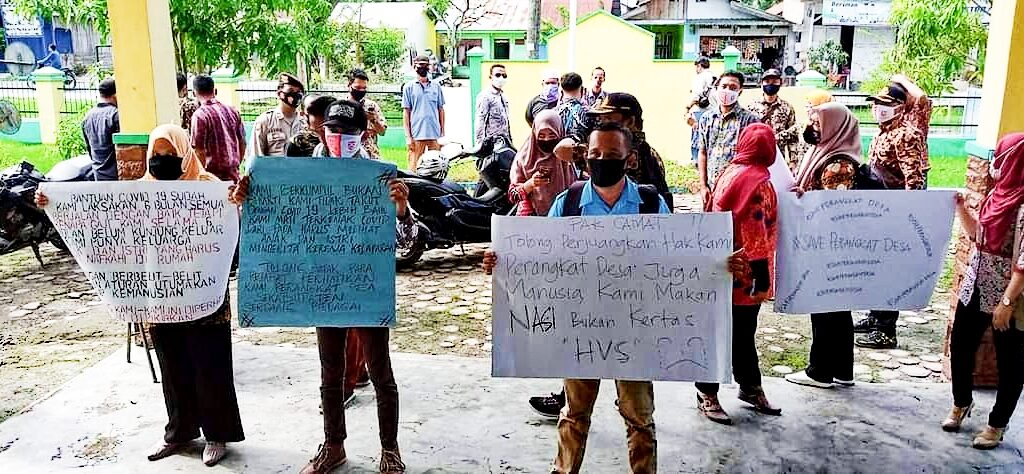 Enam Bulan Belum Terima Gaji, Perangkat Desa Geruduk Kantor Camat Tanjung Beringin