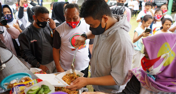 Bobby Nasution Suapi Warga Nasi Goreng Di Medan Tuntungan
