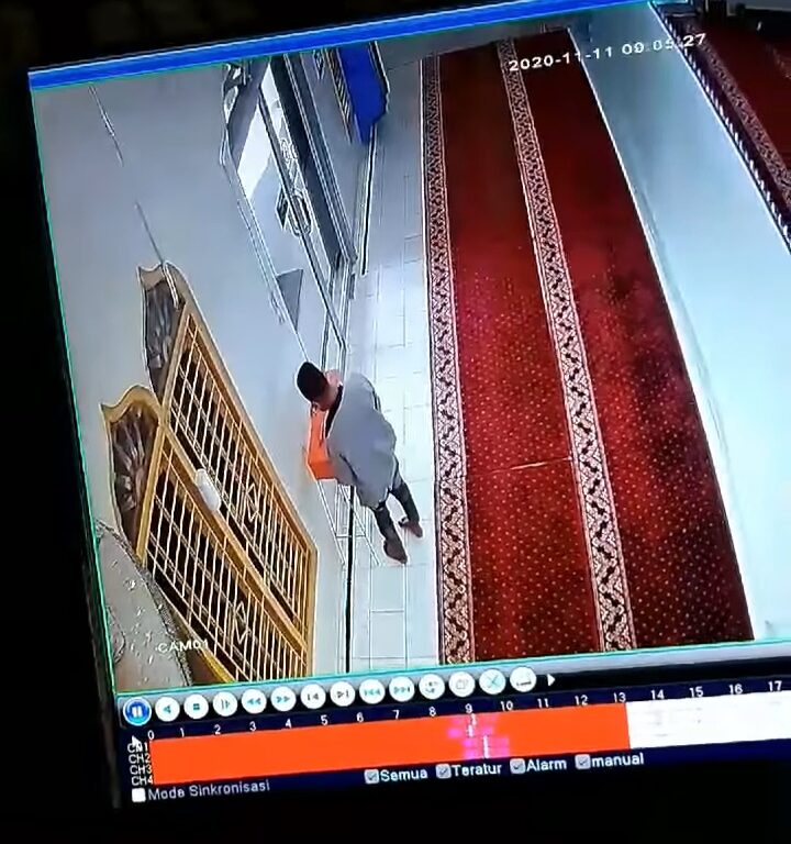 Terekam CCTV, Seorang Pemuda Nekat Curi Kotak Infaq Masjid di Kisaran