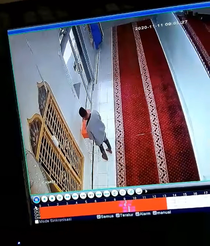 Terekam CCTV, Seorang Pemuda Nekat Curi Kotak Infaq Masjid di Kisaran