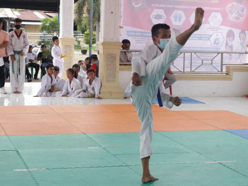 105 Atlit Berlaga di Kejurkab Taekwondo Asahan