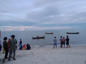 Diterjang Ombak, Nelayan Pantai CerminTenggelam di Laut